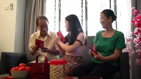 在春节庆祝活动中祖父母给他们的孙女发红包