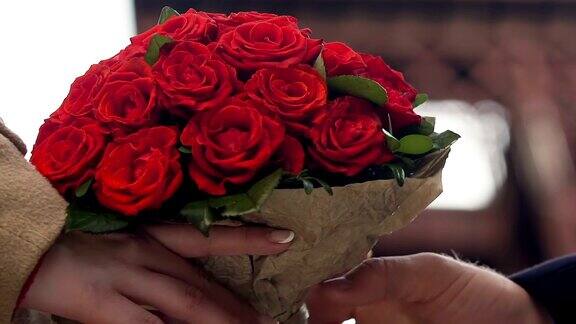 一束鲜花送给女人一束红玫瑰送给女朋友花店的礼物