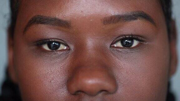 严肃的非洲裔美国黑人女孩眼睛微距特写