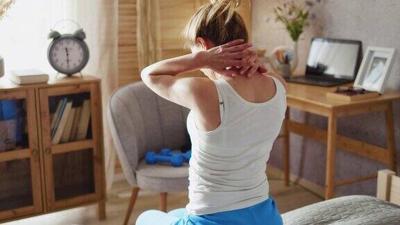 女性早上醒来后会感到颈部和背部疼痛