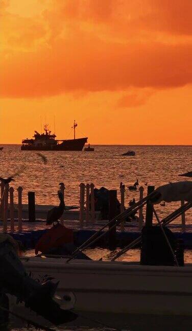 加勒比海岛屿的日落停泊着渔船