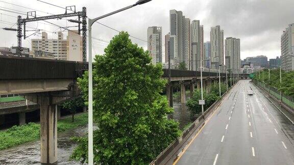 小溪里下着大雨