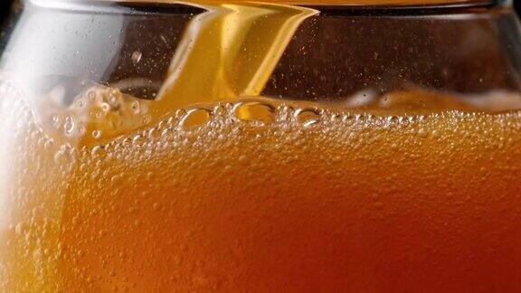 泡沫橙汁饮料倒入玻璃杯