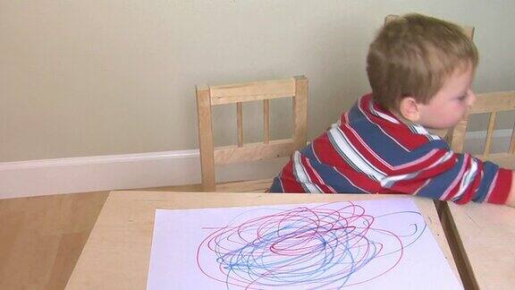 小男孩在纸上画画