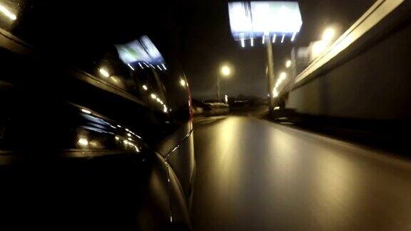 快速城市驾驶夜间道路POV时间推移左侧的汽车低角度后视图