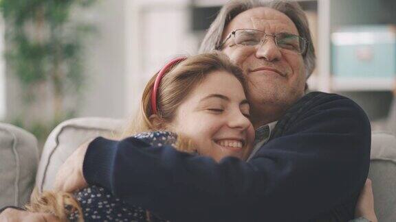 小女儿拥抱她的父亲