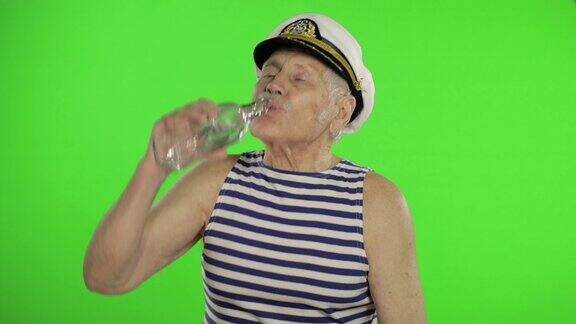 有胡子的老水手喝伏特加老水手用色度键
