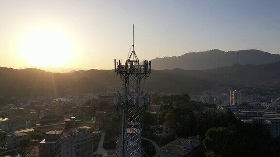 日落时分山上的5G信号塔