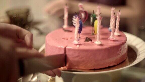 手切蛋糕和蜡烛在桌子上靠近