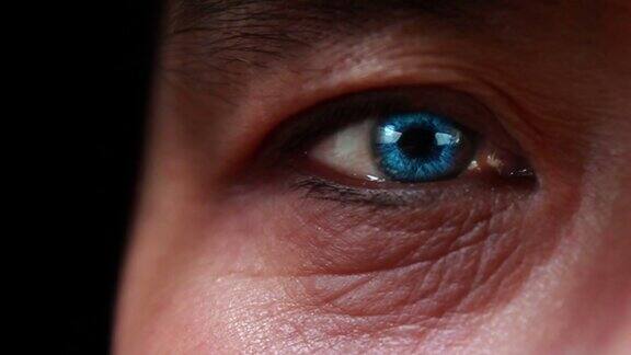 老人的蓝眼睛
