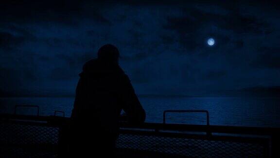 在月光下男人从船的后面看