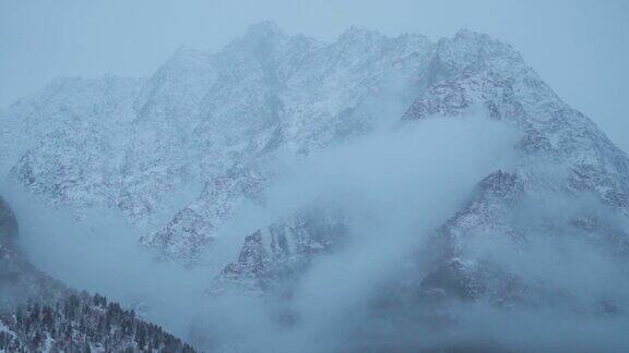 在印度喜马偕尔邦拉胡尔斯皮提地区的蒂南山谷雪下的云覆盖了喜马拉雅山脉暴风雪期间雪下的云覆盖了高山