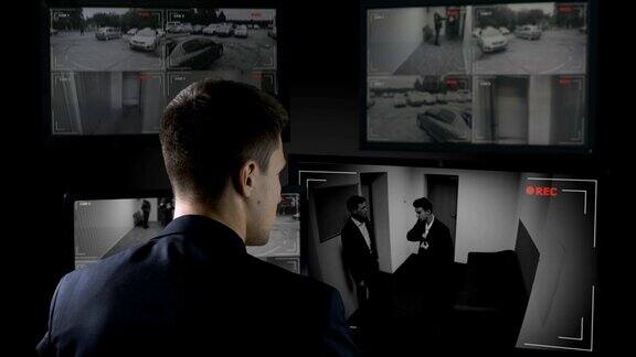 保安盯着公司的监控摄像头犯罪现场目击者
