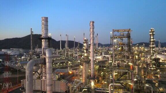 4k联合循环电厂和冷却塔高空拍摄从工业园区的炼油厂鸟瞰油气工业炼油厂的储油罐和管线钢
