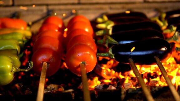烤架上热的蔬菜串茄子、西红柿和甜椒
