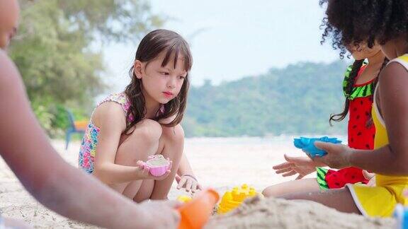 4K一群多样性的孩子在暑假的海滩上一起玩沙滩玩具