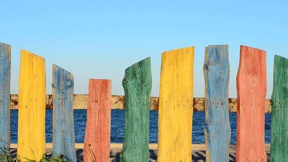 沙滩上五颜六色的栅栏