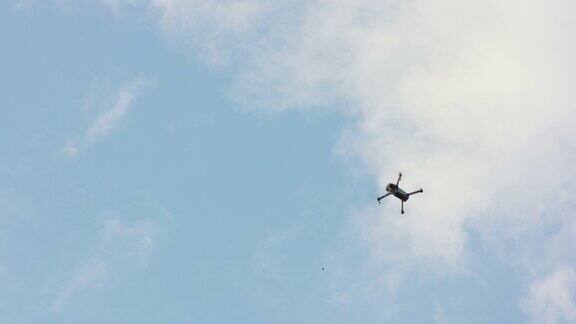 飞行的无人机与蓝天背景