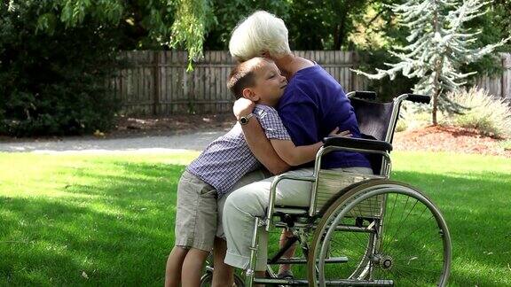 坐在轮椅上的老妇人得到了拥抱