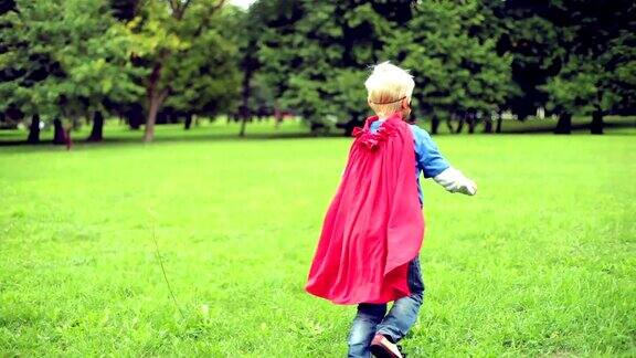小超级英雄在公园打架