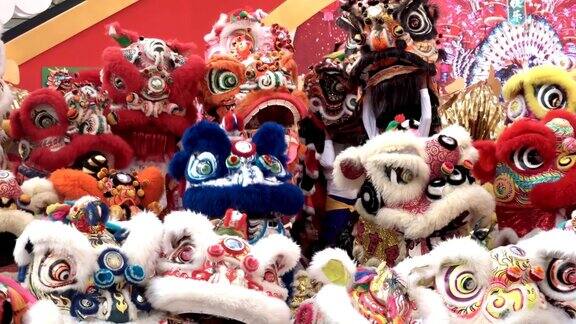 一群中国狮子在农历新年庆祝活动中表演