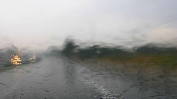 在暴雨中开着雨刷时的汽车挡风玻璃