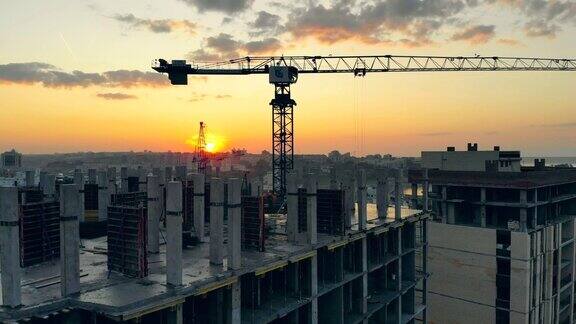 日落时分正在建造多层房屋