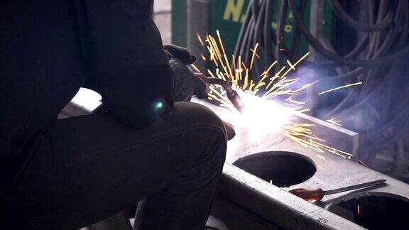 焊工正在工厂里焊接一个金属构件