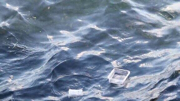 一次性塑料器皿漂浮在海浪上