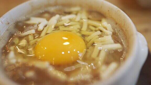 用米饭、鸡蛋、芝士、日式拉面烹制日式料理