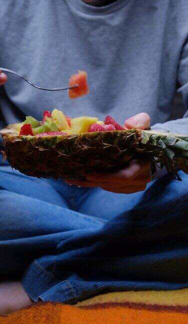 吃菠萝碗里的水果沙拉