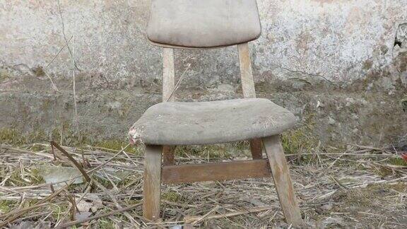 在爱沙尼亚一把旧椅子被放在外面很长时间