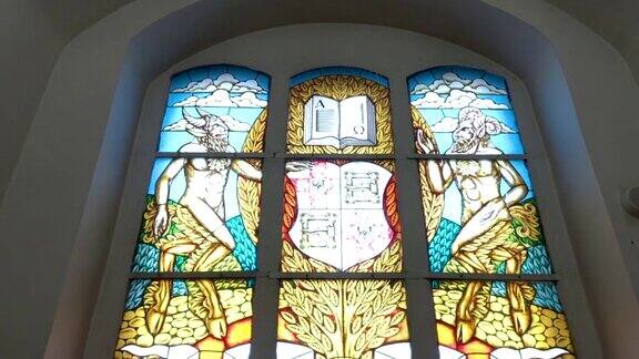 魔鬼手里拿着圣经加里宁格勒康德大教堂的彩色玻璃窗