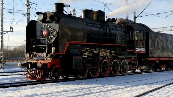 蒸汽火车在车站过冬