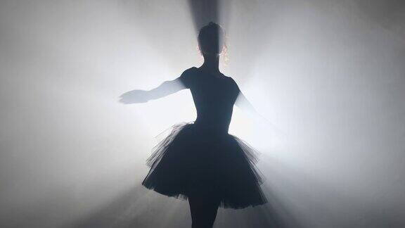 在聚光灯前的舞台上一个穿着芭蕾舞裙的神奇女孩的剪影