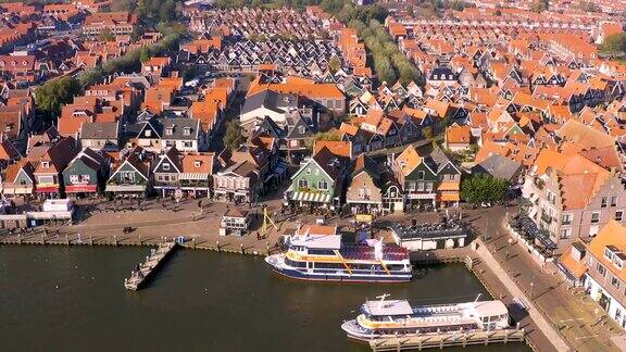 无人机拍摄的荷兰北荷兰省沃特兰市的一个村庄