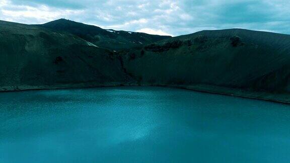 蓝绿色的火山口湖