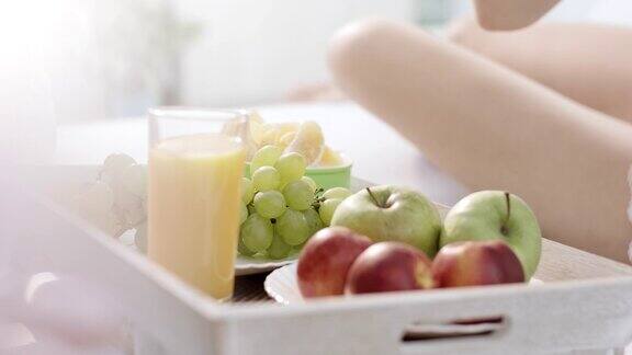 早餐喝果汁和水果