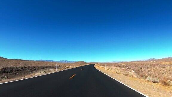 开车穿过死亡谷国家公园沙漠中无尽的街道