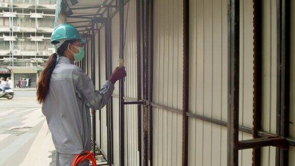 亚洲女技术员检查开关插头的电安全母线测量电压