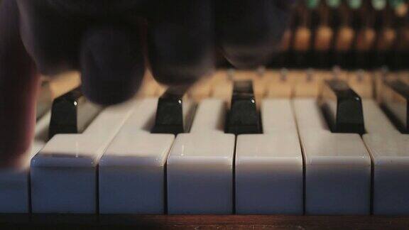 手指在钢琴上特写