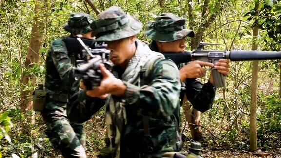 军队士兵在森林里用枪进行军事行动战争概念