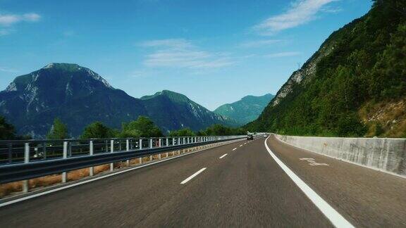壮丽的奥地利高速公路背景是美丽的阿尔卑斯山沿着柏油路快速行驶