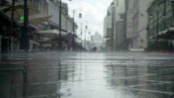 背景大雨天在城市街道真正的时间人们在雨中带着雨伞上下班模糊的散景自然背景