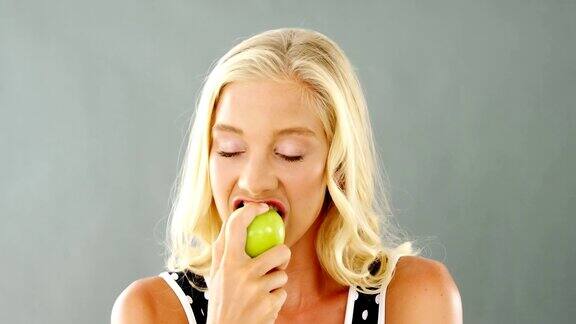 美丽女子吃青苹果的肖像