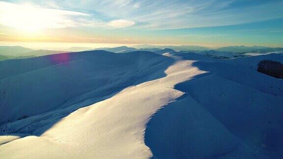 鸟瞰图在日出的冬季山