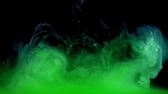 绿色墨水在水中创造液体艺术形状