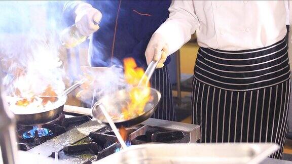 两个厨师在厨房生火做饭