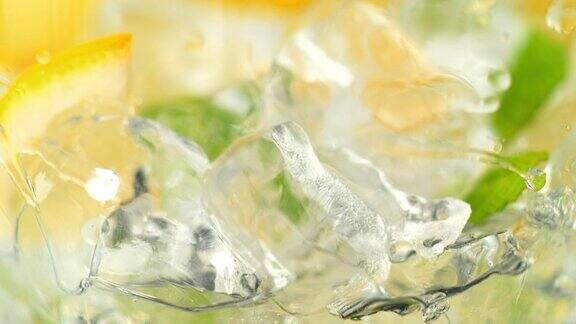 将水倒在冰块、柠檬片和薄荷上制作柠檬汁