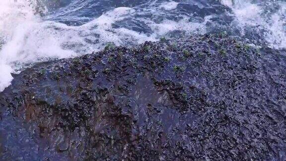海浪拍打着石头